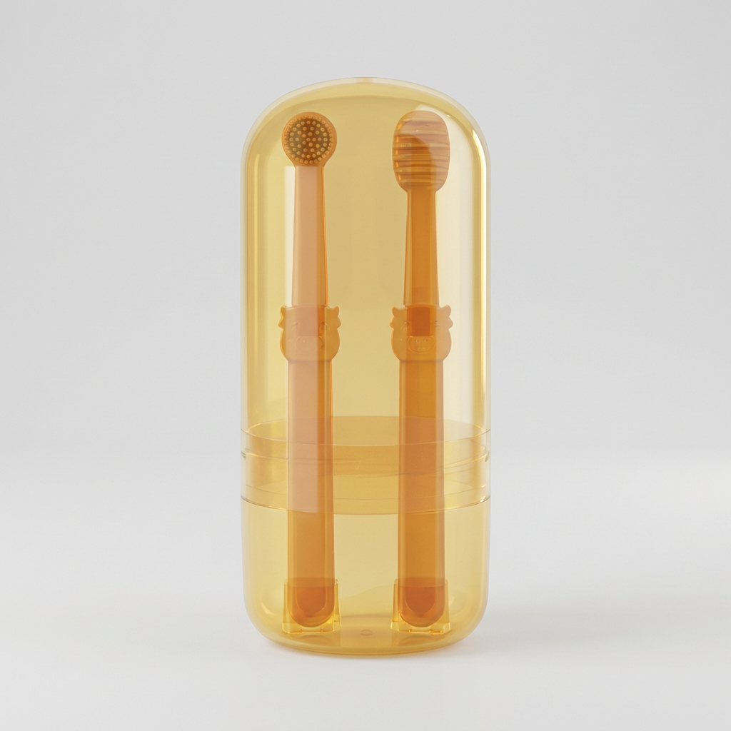 Kit hygiène dentaire chien Doggie Clean : 2 brosses à dents orange et gratte-langue dans leur étui de protection.